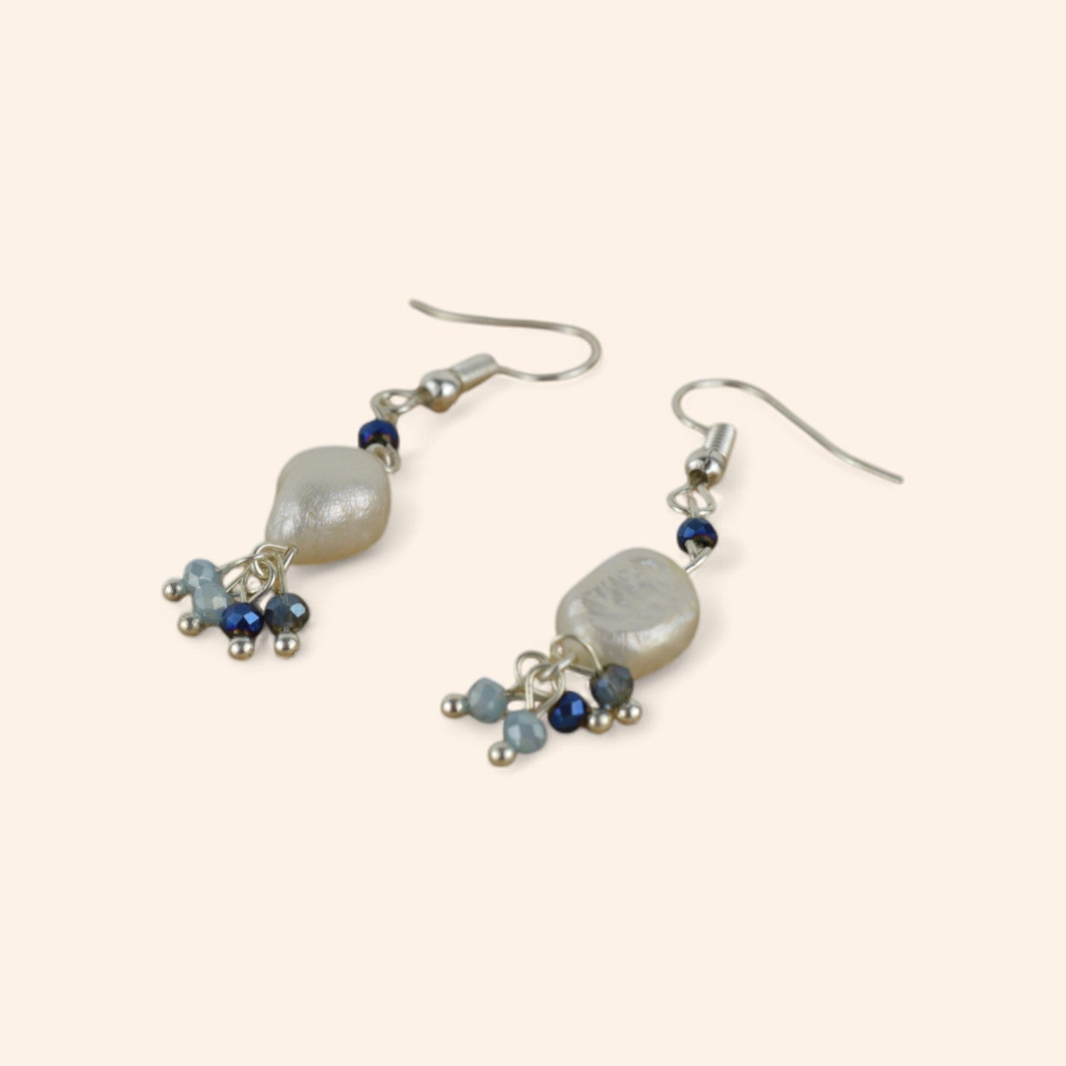 Boucles d'oreilles perle d'eau douce et perles cristal bleu  Boucles d'Oreilles Jethyka