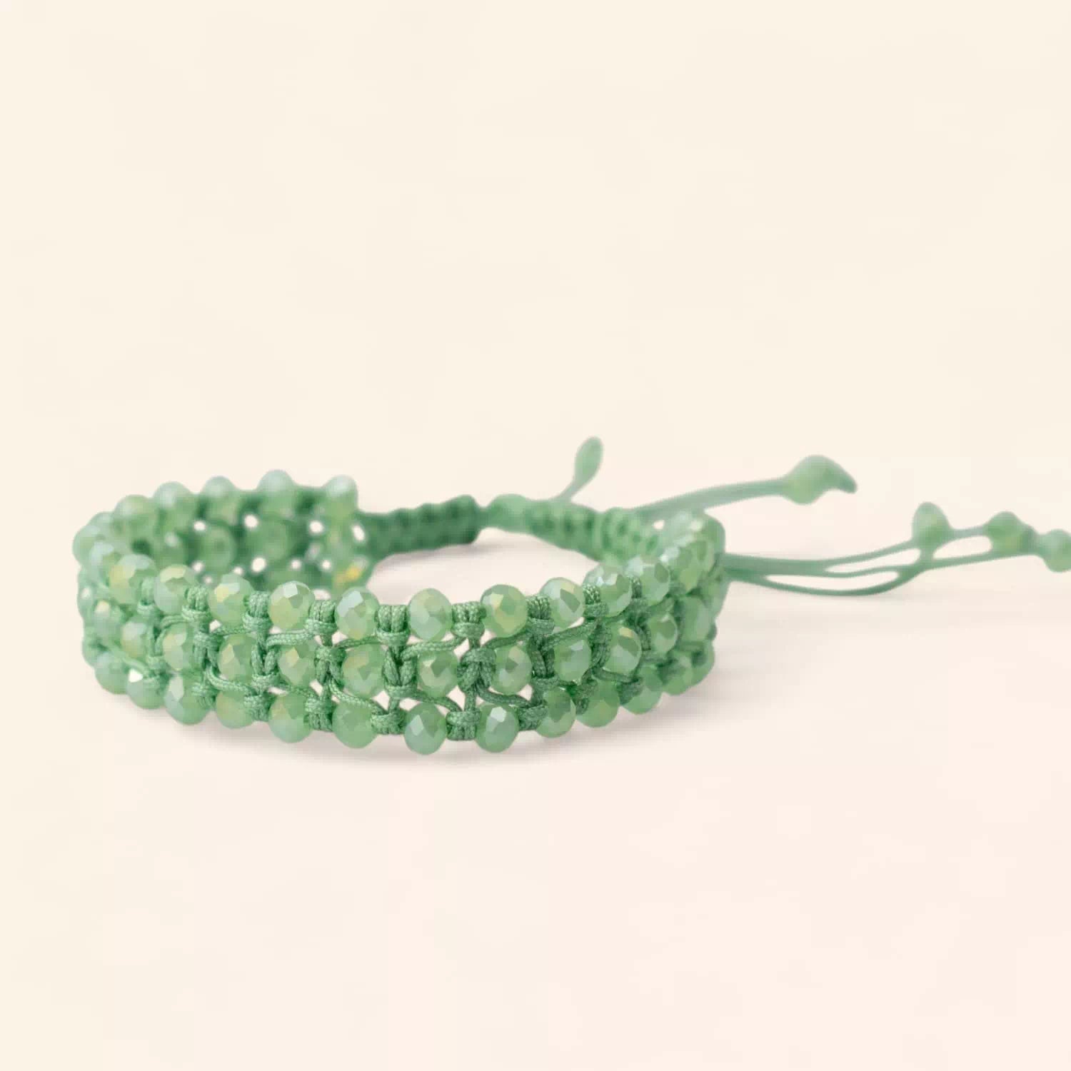 Bracelet Macramé Fait Main avec Perles Cristal Vert Pastel  Bracelet Jethyka
