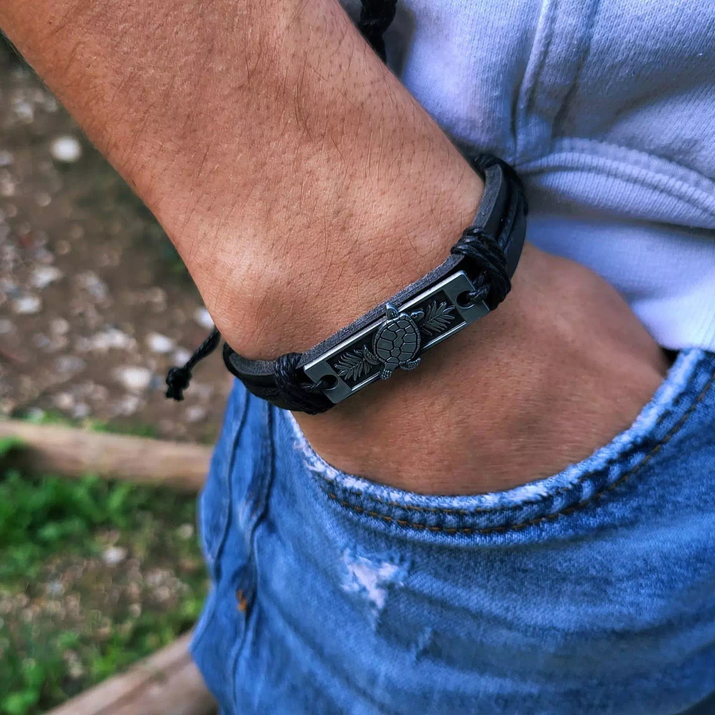 Bracelet Homme en Cuir Noir et Plaque Argentée avec Tortue  Bracelet Jethyka