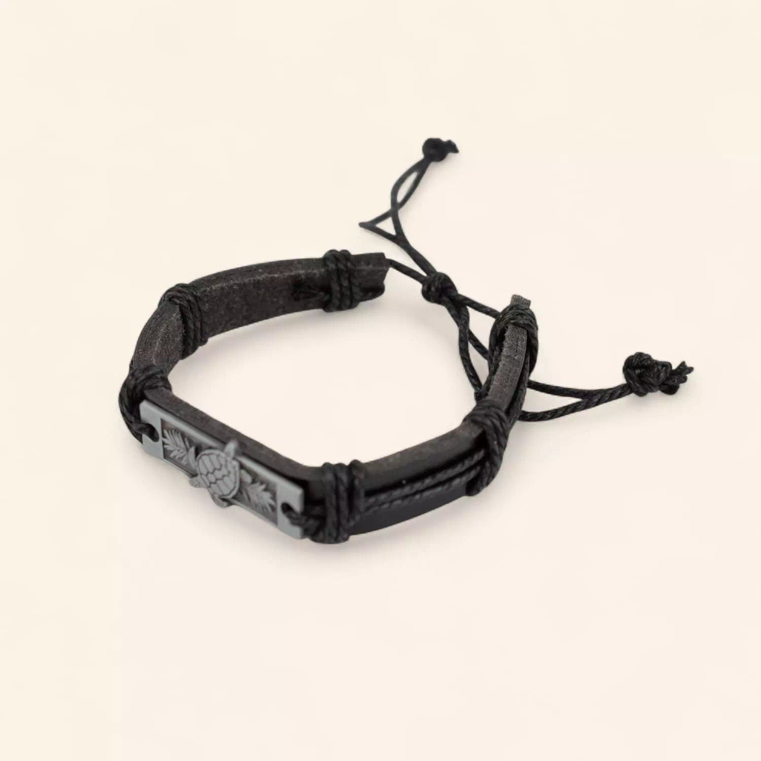 Bracelet Homme en Cuir Noir et Plaque Argentée avec Tortue  Bracelet Jethyka