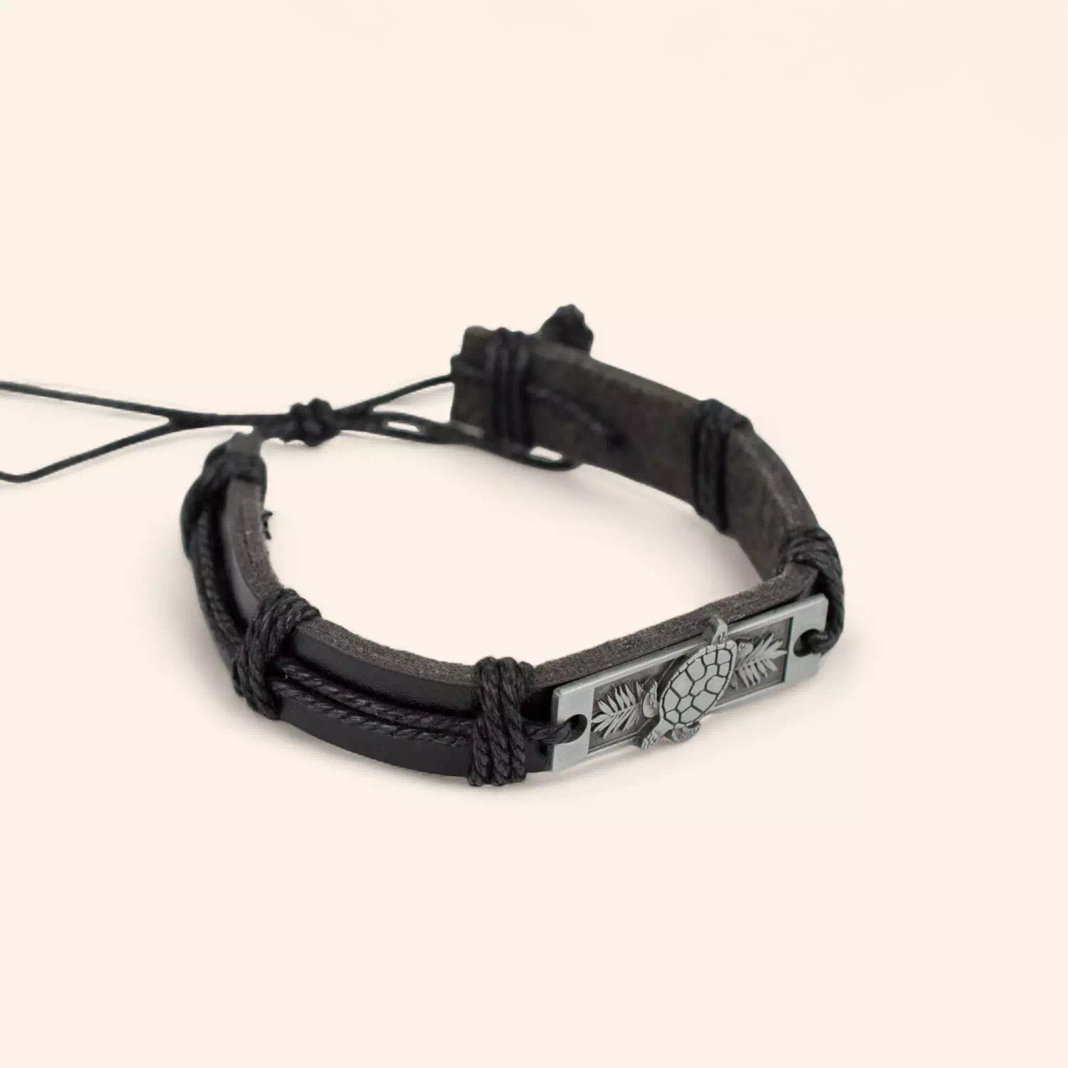 Bracelet Homme en Cuir Noir et Plaque Argentée avec Tortue  Bracelet Jethyka
