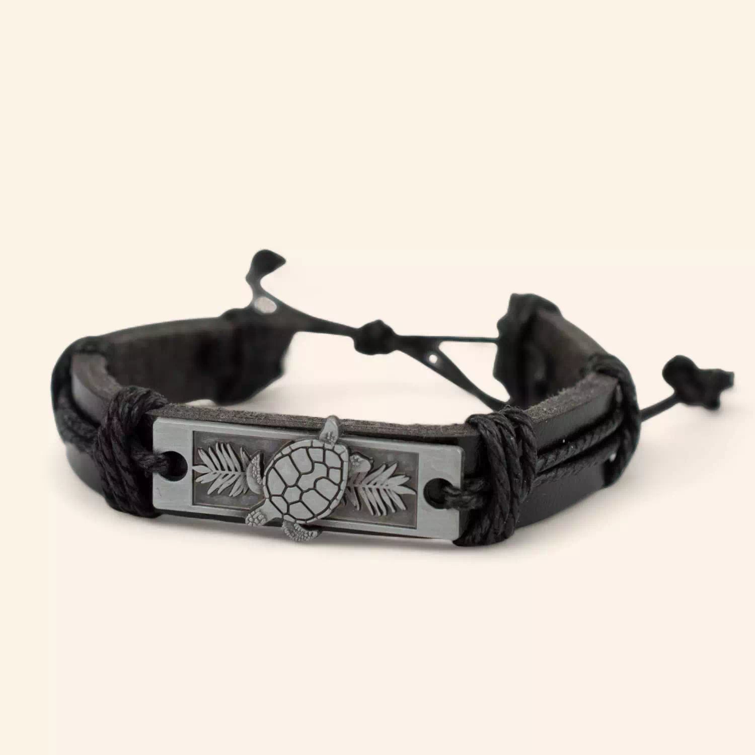 Bracelet Homme en Cuir Noir et Plaque Argentée avec Tortue  Bracelet Jethyka