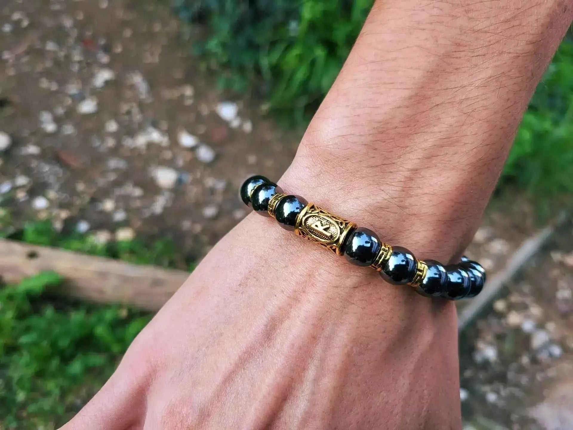 Bracelet en Pierres Naturelles Hématite et Perle Rune Viking Dorée