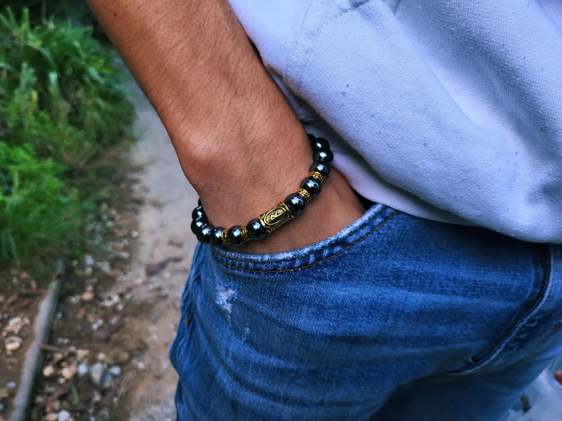 Bracelet en Pierres Naturelles Hématite et Perle Rune Viking Dorée  Bracelet Jethyka