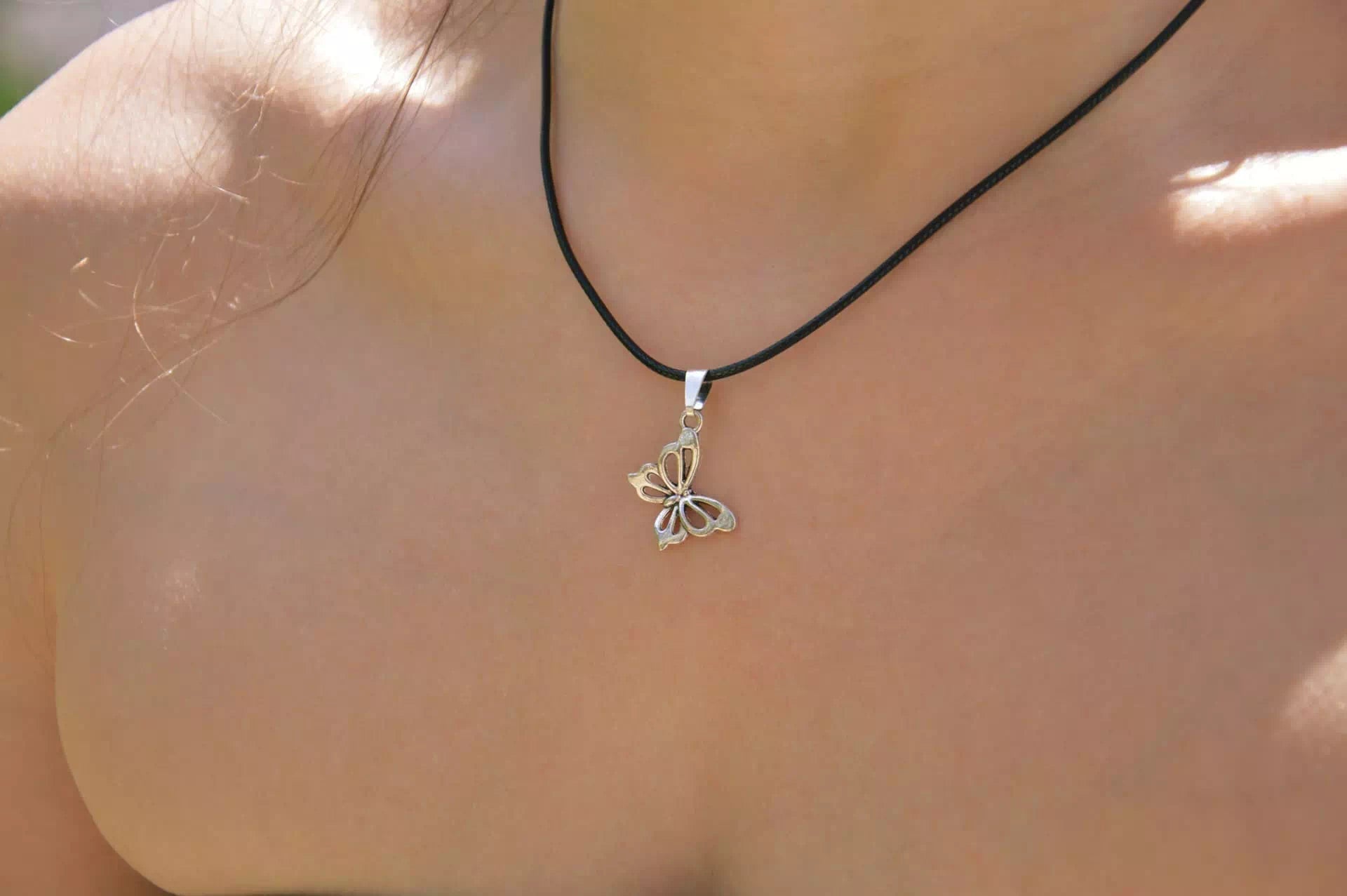 Pendentif papillon argenté chaîne et cordon noir  Pendentif Jethyka