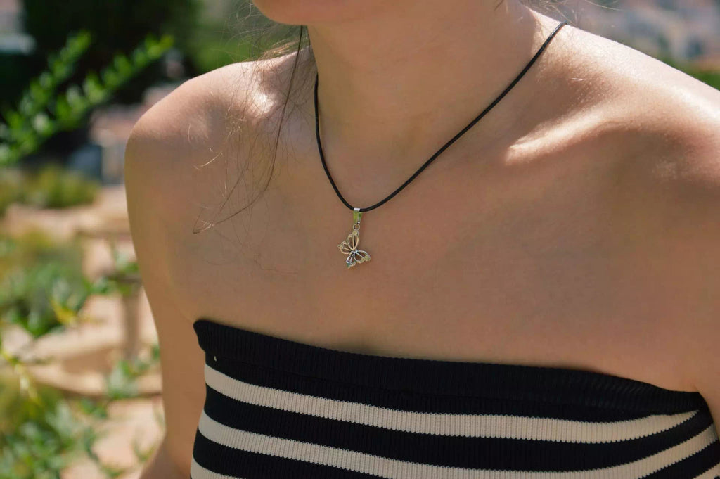 Pendentif papillon argenté chaîne et cordon noir  Pendentif Jethyka