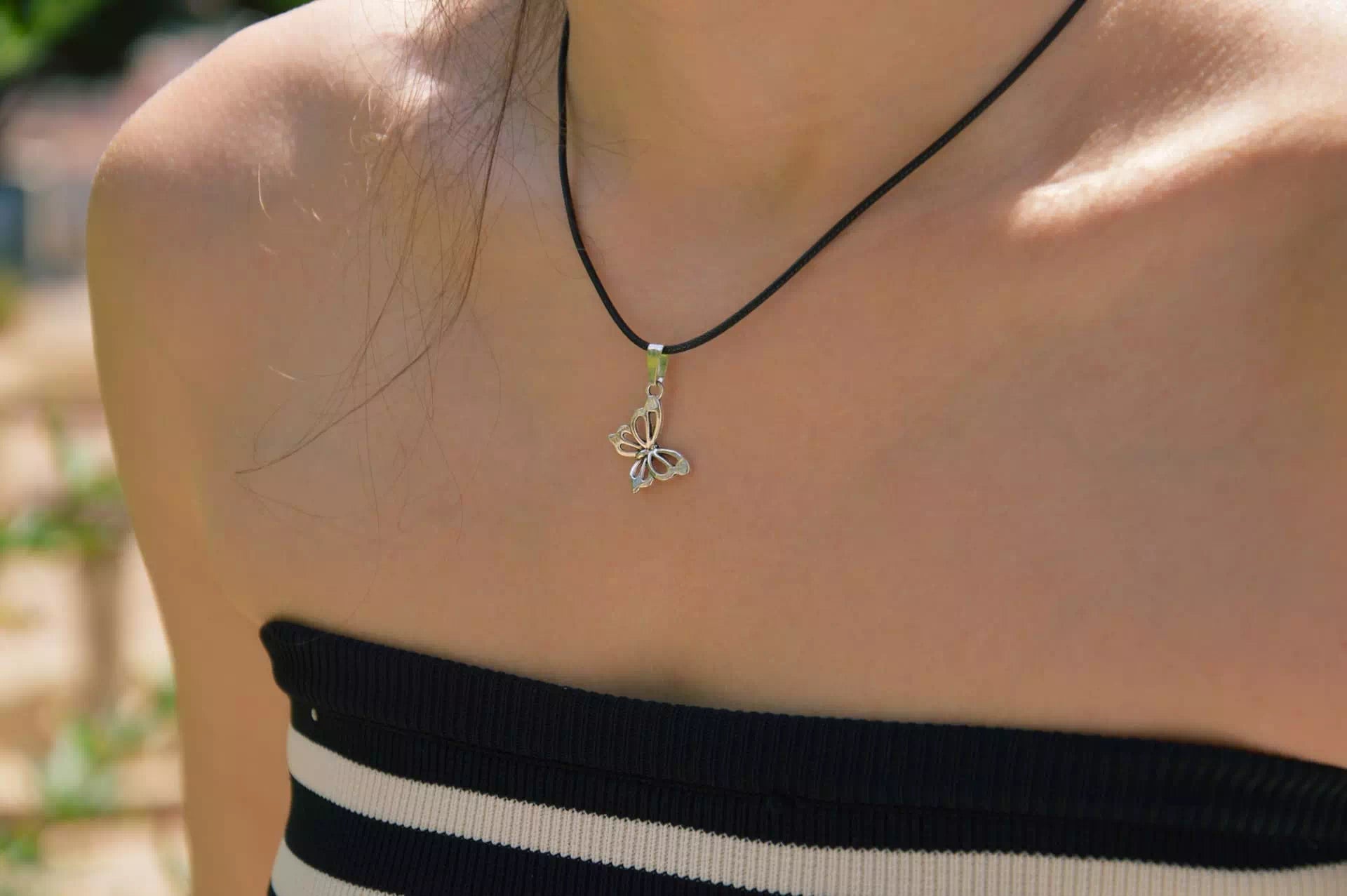 Pendentif papillon argenté chaîne et cordon noir  Pendentif Jethyka