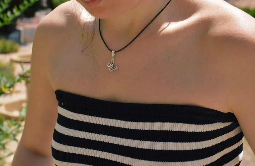 Pendentif papillon argenté chaîne et cordon noir  Pendentif Jethyka