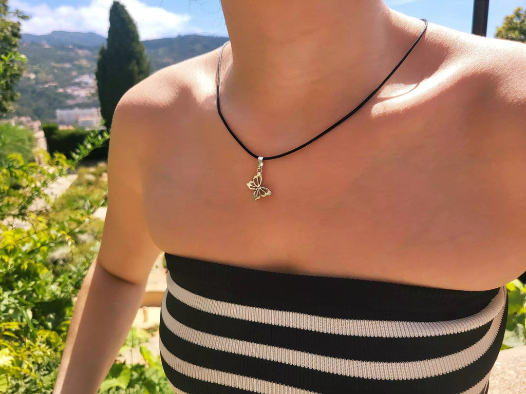 Pendentif papillon argenté chaîne et cordon noir  Pendentif Jethyka