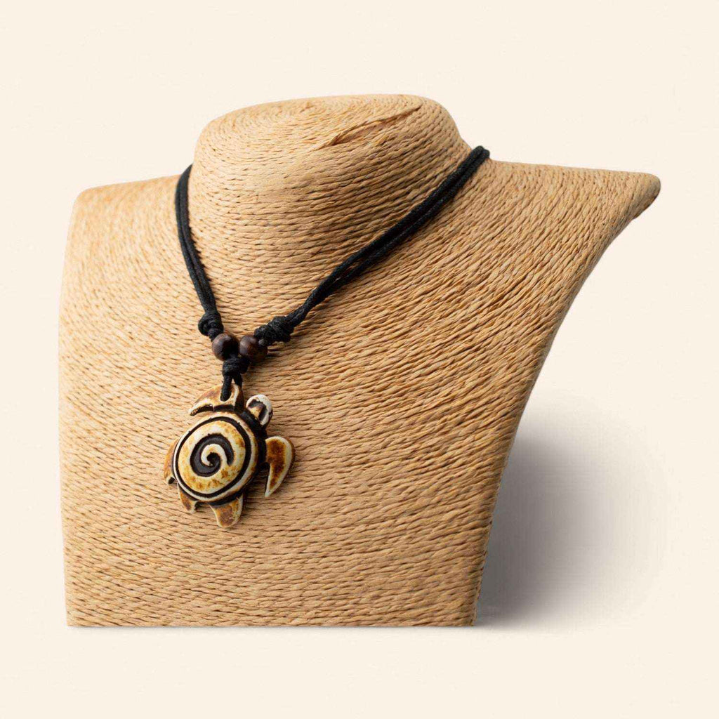 Collier Tortue marron motif Spirale