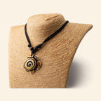 Collier Tortue marron motif Spirale