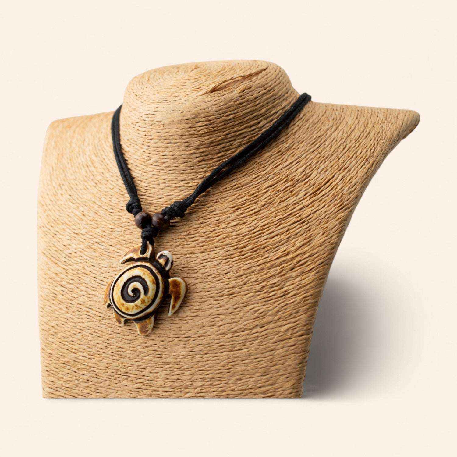 Collier Tortue marron motif Spirale