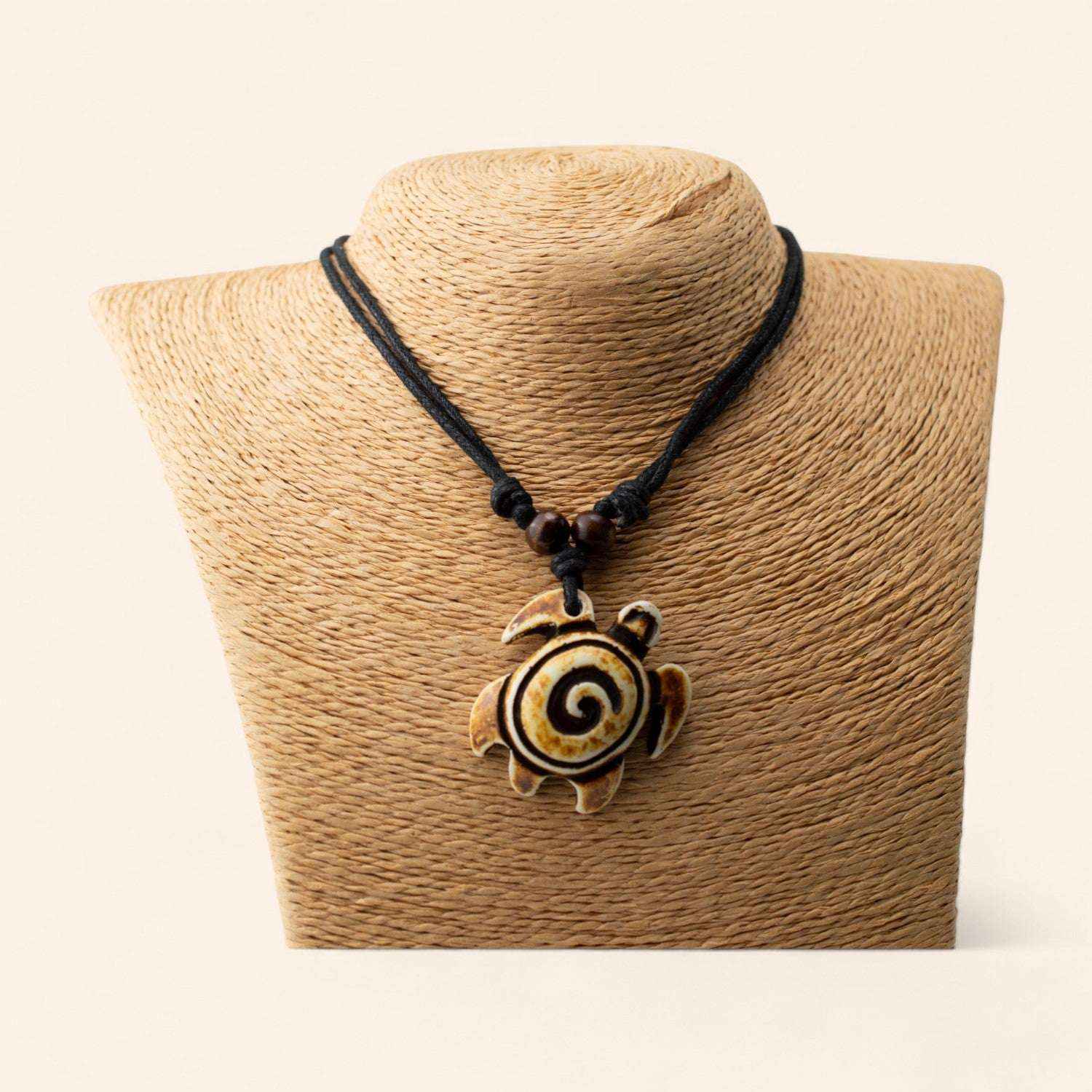 Collier Tortue marron motif Spirale