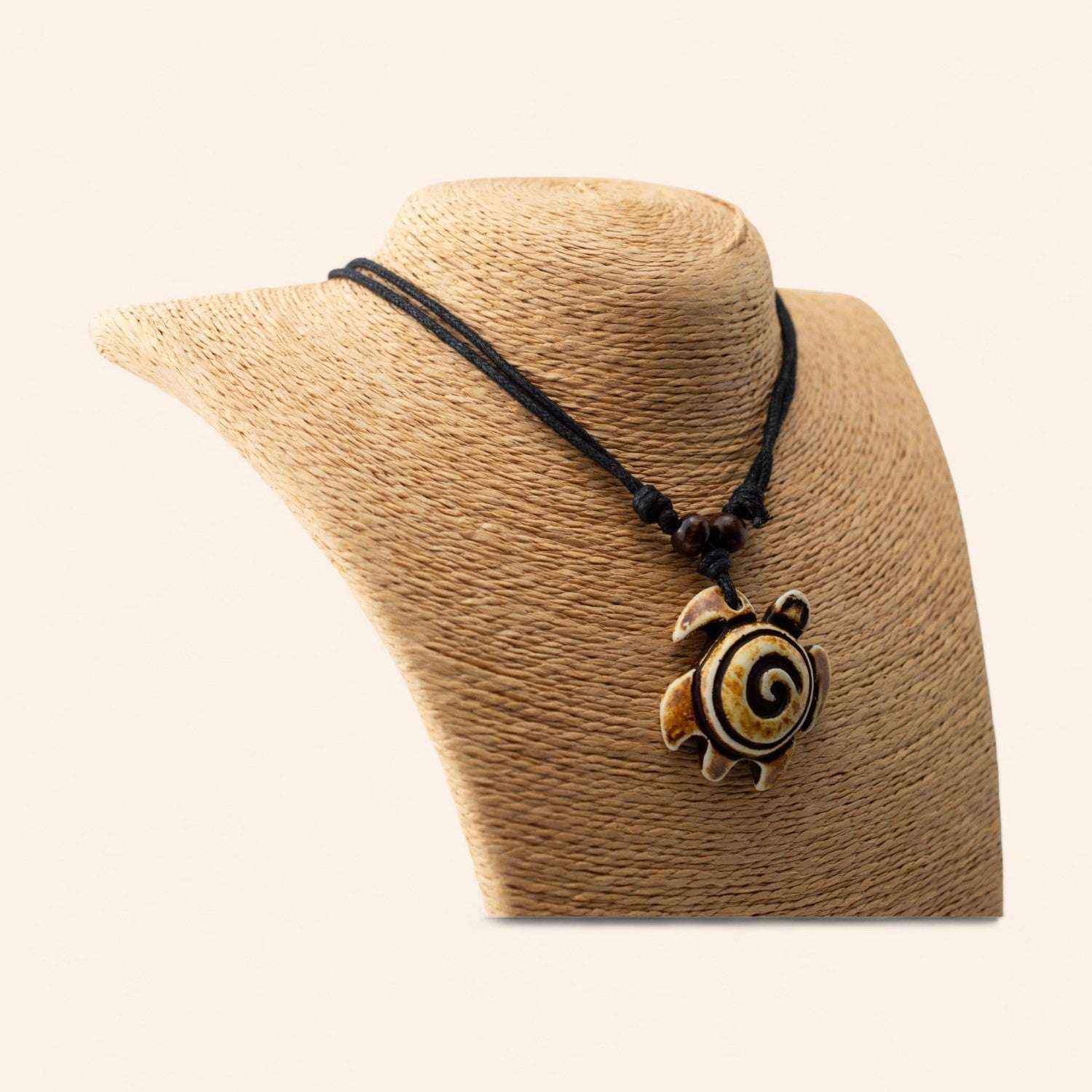 Collier Tortue marron motif Spirale