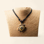 Collier Tortue marron motif Spirale