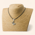Pendentif papillon argenté chaîne et cordon noir  Pendentif Jethyka