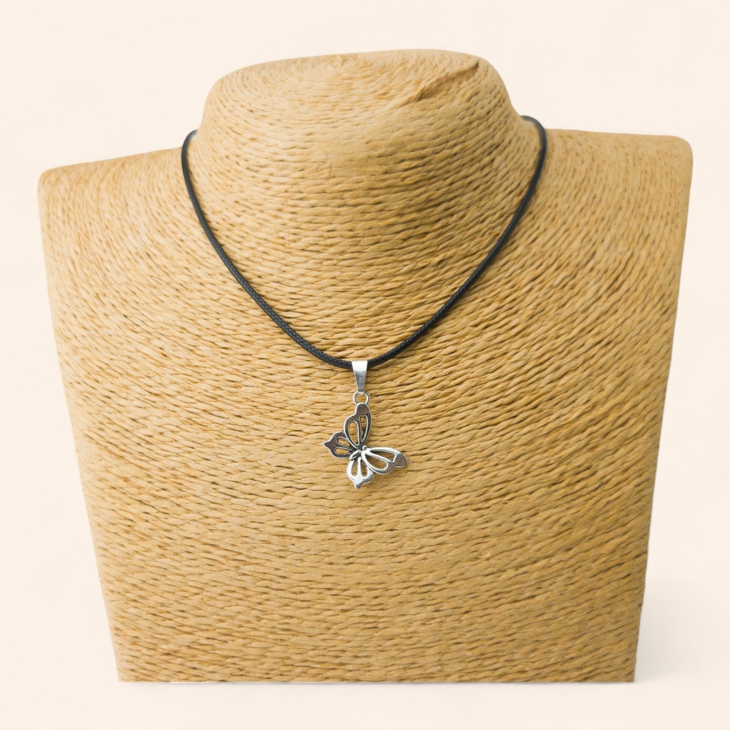 Pendentif papillon argenté chaîne et cordon noir  Pendentif Jethyka