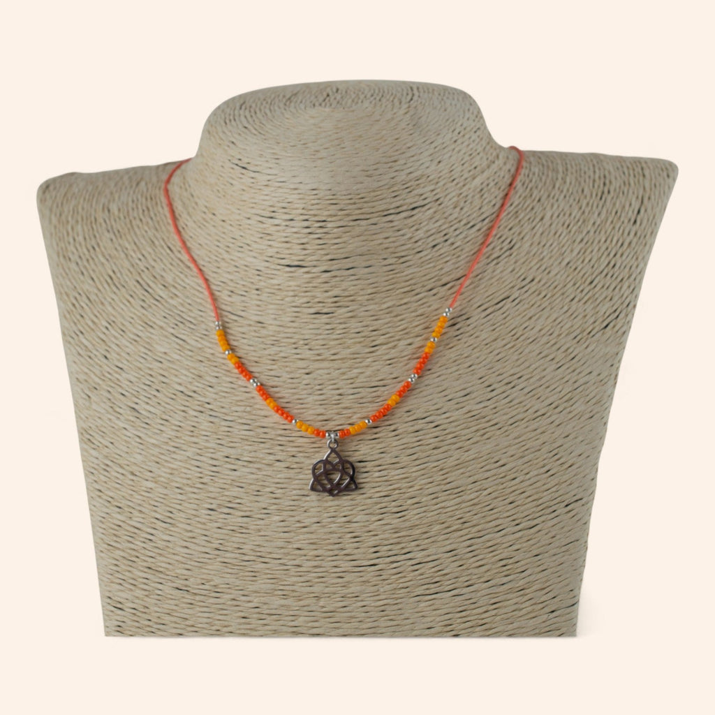 Collier en Perles Rocailles Oranges et Pendentif Triquetra Cœur  Collier Jethyka
