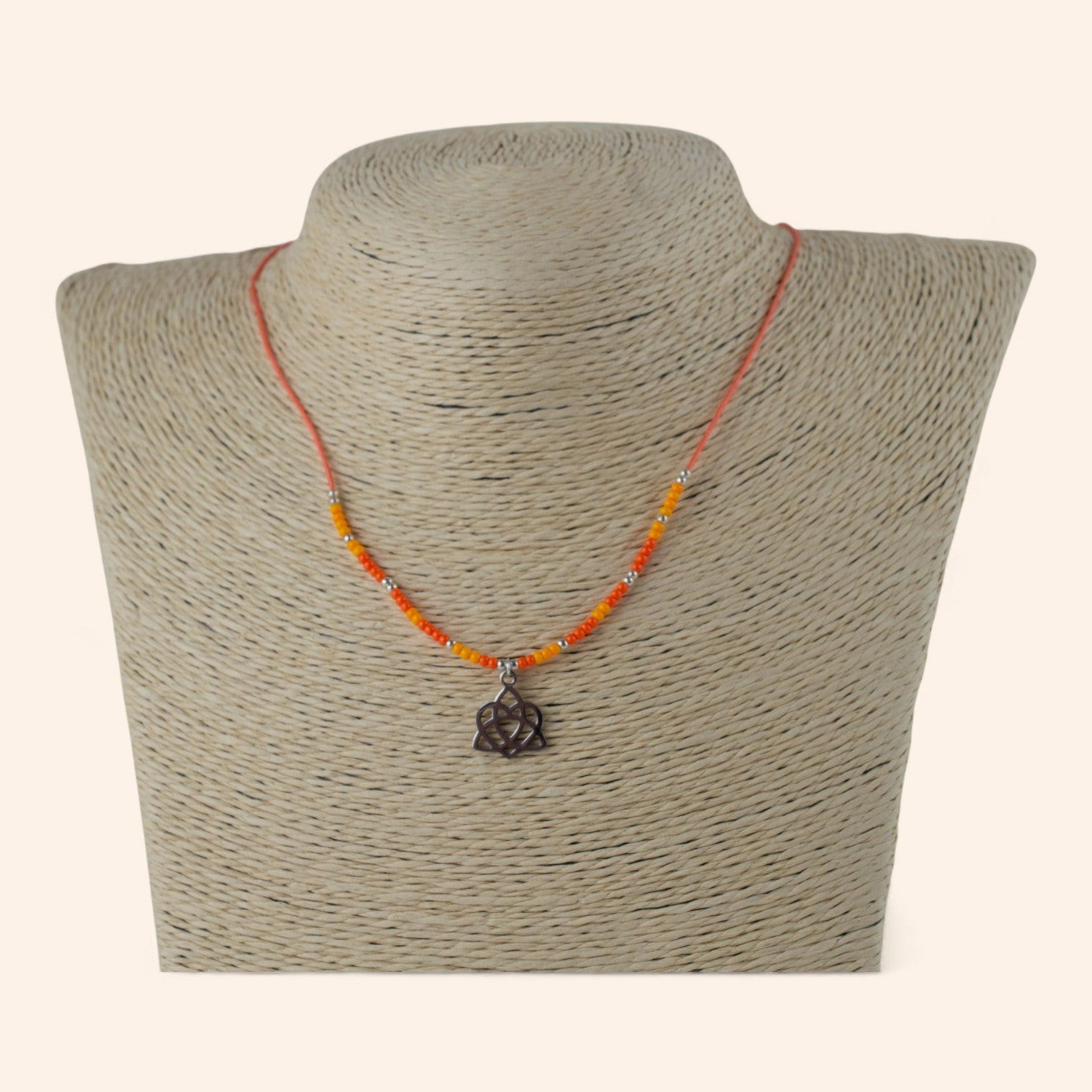 Collier en Perles Rocailles Oranges et Pendentif Triquetra Cœur  Collier Jethyka