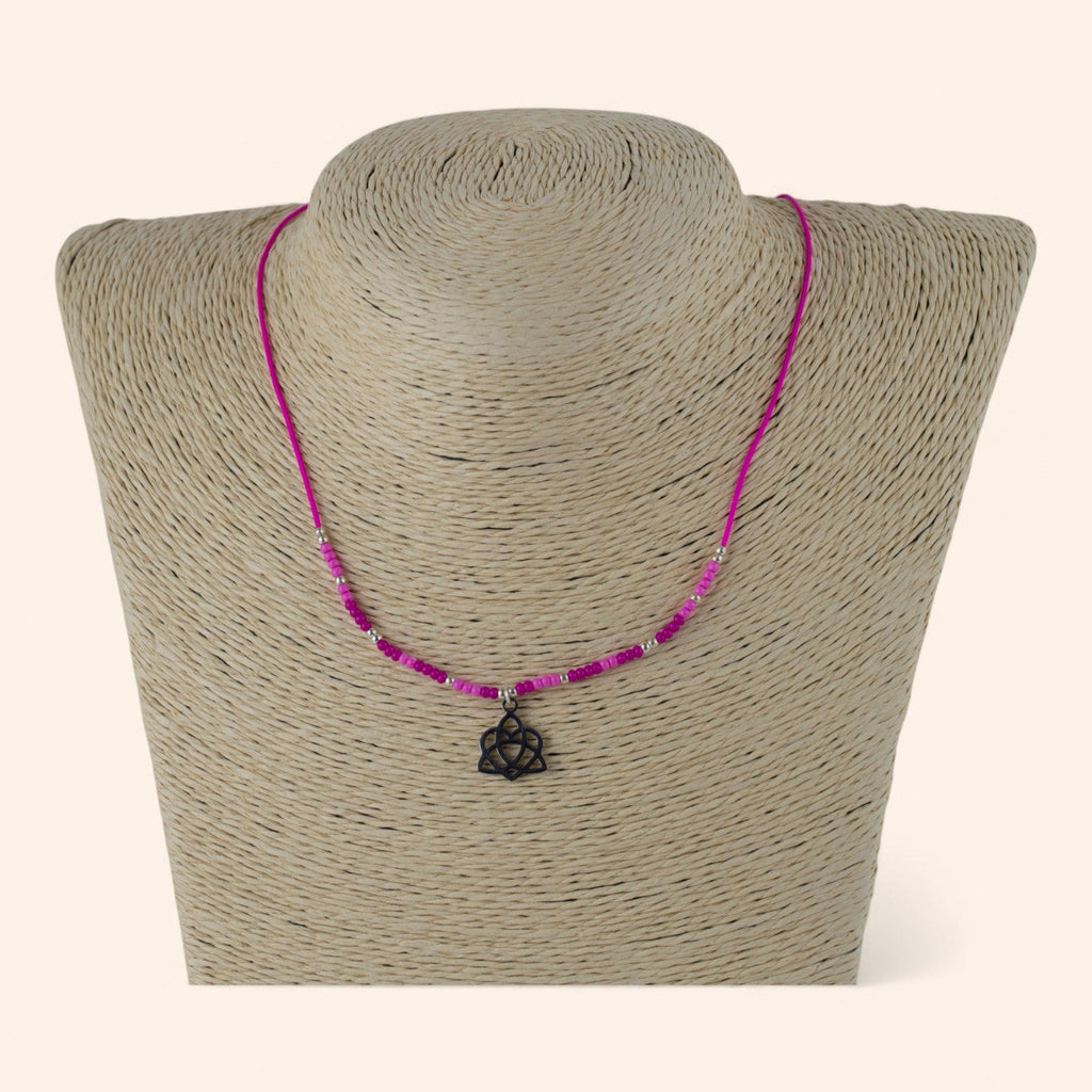 Collier en Perles Rocailles Roses et Pendentif Triquetra Cœur – Élégance et Symbolisme  Collier Jethyka