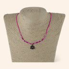 Collier en Perles Rocailles Roses et Pendentif Triquetra Cœur – Élégance et Symbolisme  Collier Jethyka