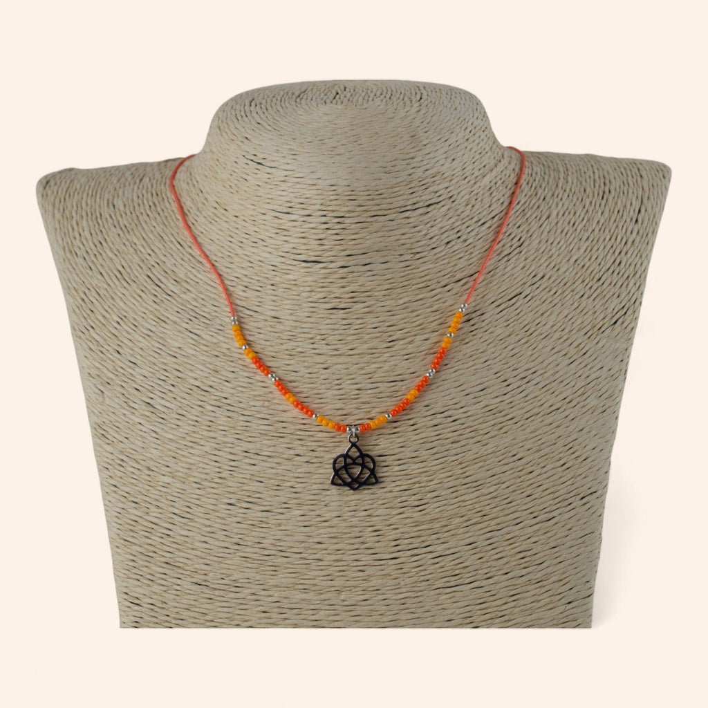 Collier en Perles Rocailles Oranges et Pendentif Triquetra Cœur  Collier Jethyka