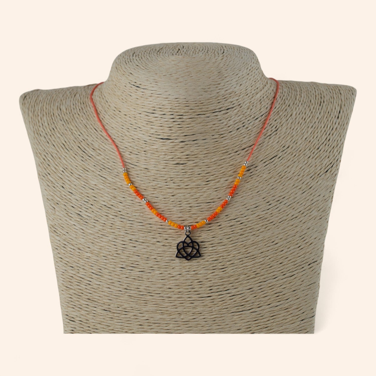 Collier en Perles Rocailles Oranges et Pendentif Triquetra Cœur  Collier Jethyka