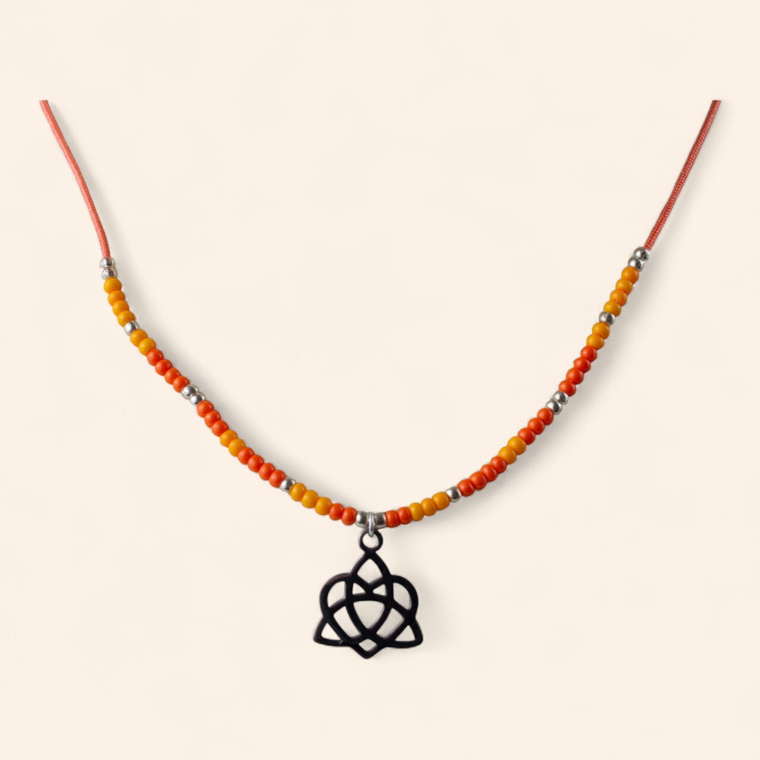 Collier en Perles Rocailles Oranges et Pendentif Triquetra Cœur  Collier Jethyka