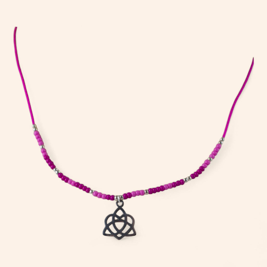 Collier en Perles Rocailles Roses et Pendentif Triquetra Cœur – Élégance et Symbolisme  Collier Jethyka