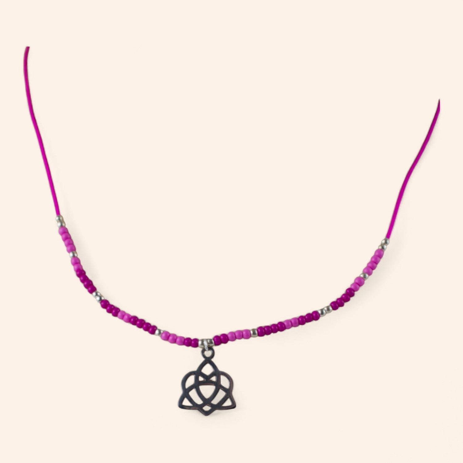 Collier en Perles Rocailles Roses et Pendentif Triquetra Cœur – Élégance et Symbolisme  Collier Jethyka