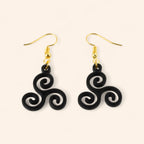Boucles d'oreilles Triskell en résine noire  Boucles d'Oreilles Jethyka