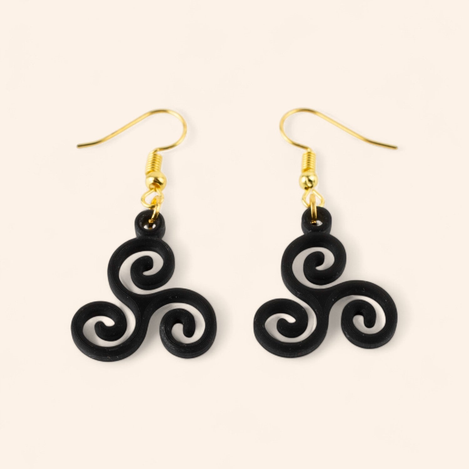 Boucles d'oreilles Triskell en résine noire  Boucles d'Oreilles Jethyka