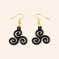 Boucles d'oreilles Triskell en résine noire  Boucles d'Oreilles Jethyka