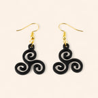 Boucles d'oreilles Triskell en résine noire  Boucles d'Oreilles Jethyka
