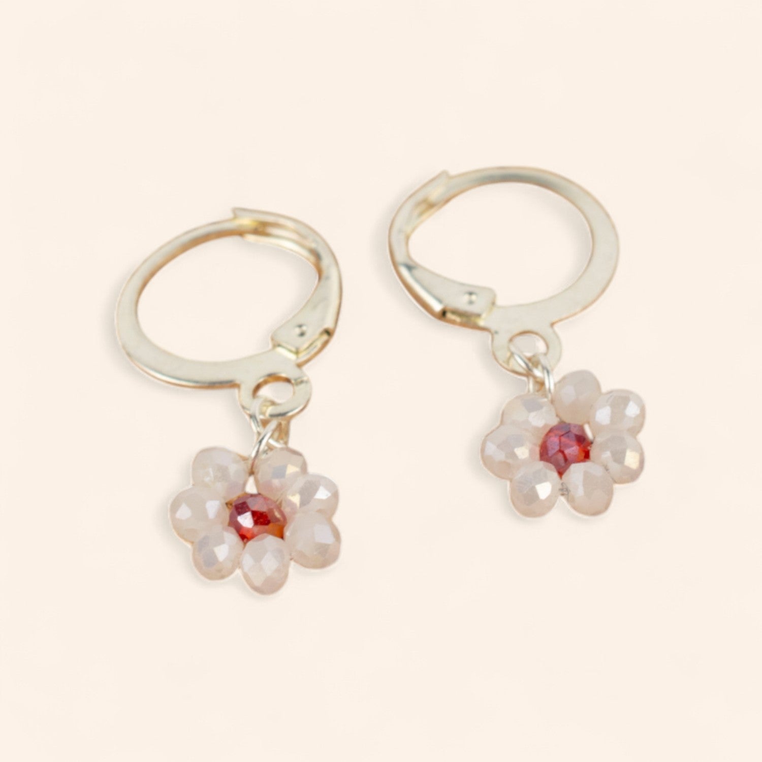 Boucles d'oreilles fleur en perles de cristal blanches  Boucles d'Oreilles Jethyka
