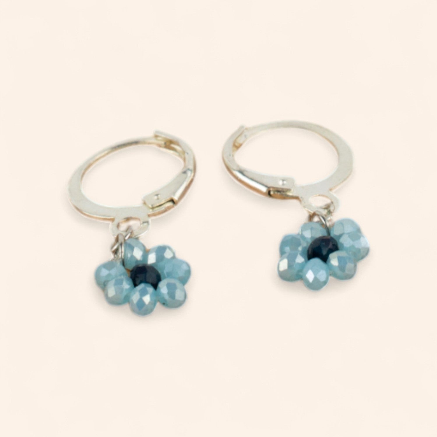 Boucles d'oreilles fleurs en perles cristal bleues  Boucles d'Oreilles Jethyka