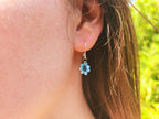 Boucles d'oreilles fleurs en perles cristal bleues  Boucles d'Oreilles Jethyka