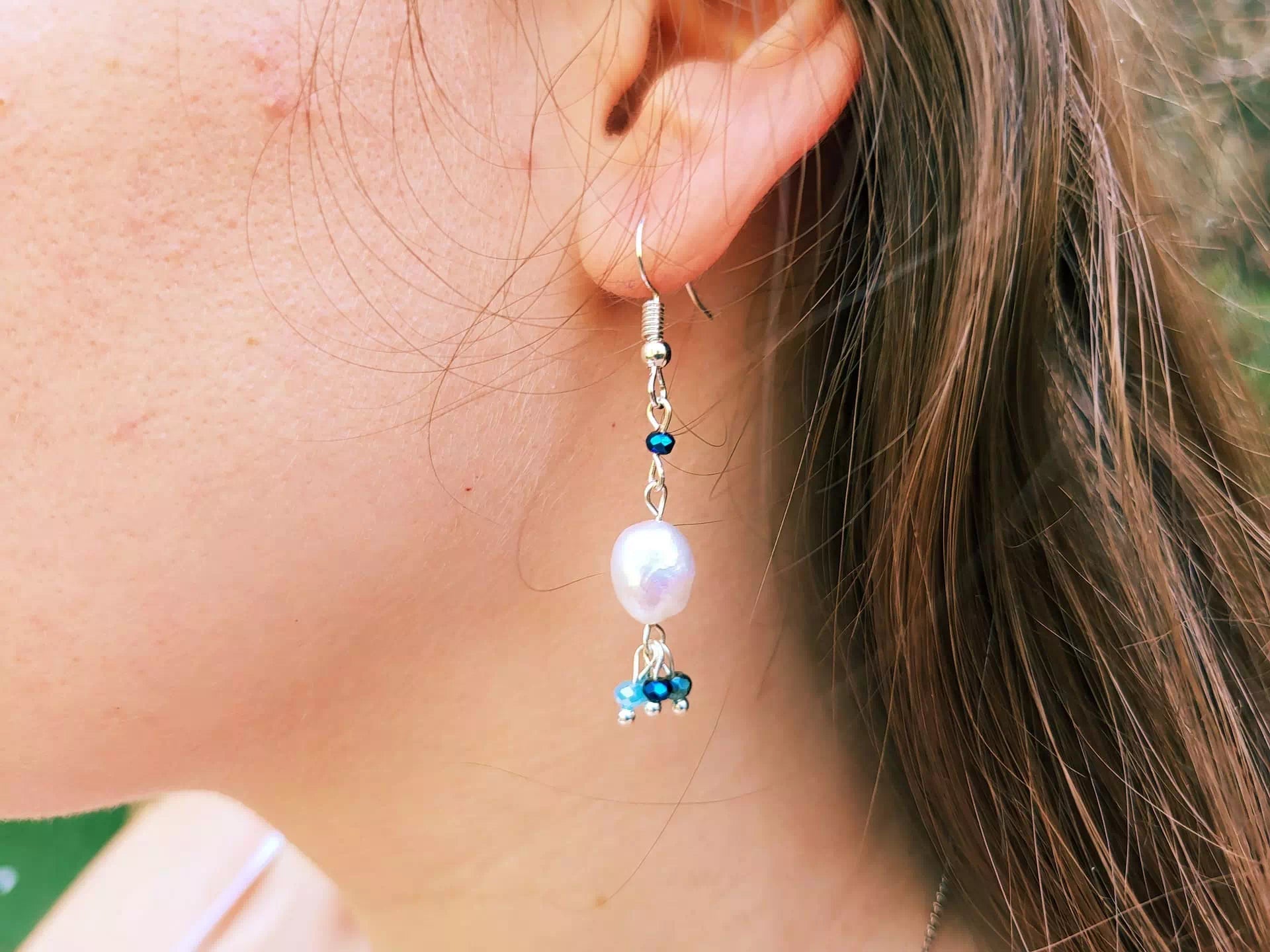 Boucles d'oreilles perle d'eau douce et perles cristal bleu  Boucles d'Oreilles Jethyka