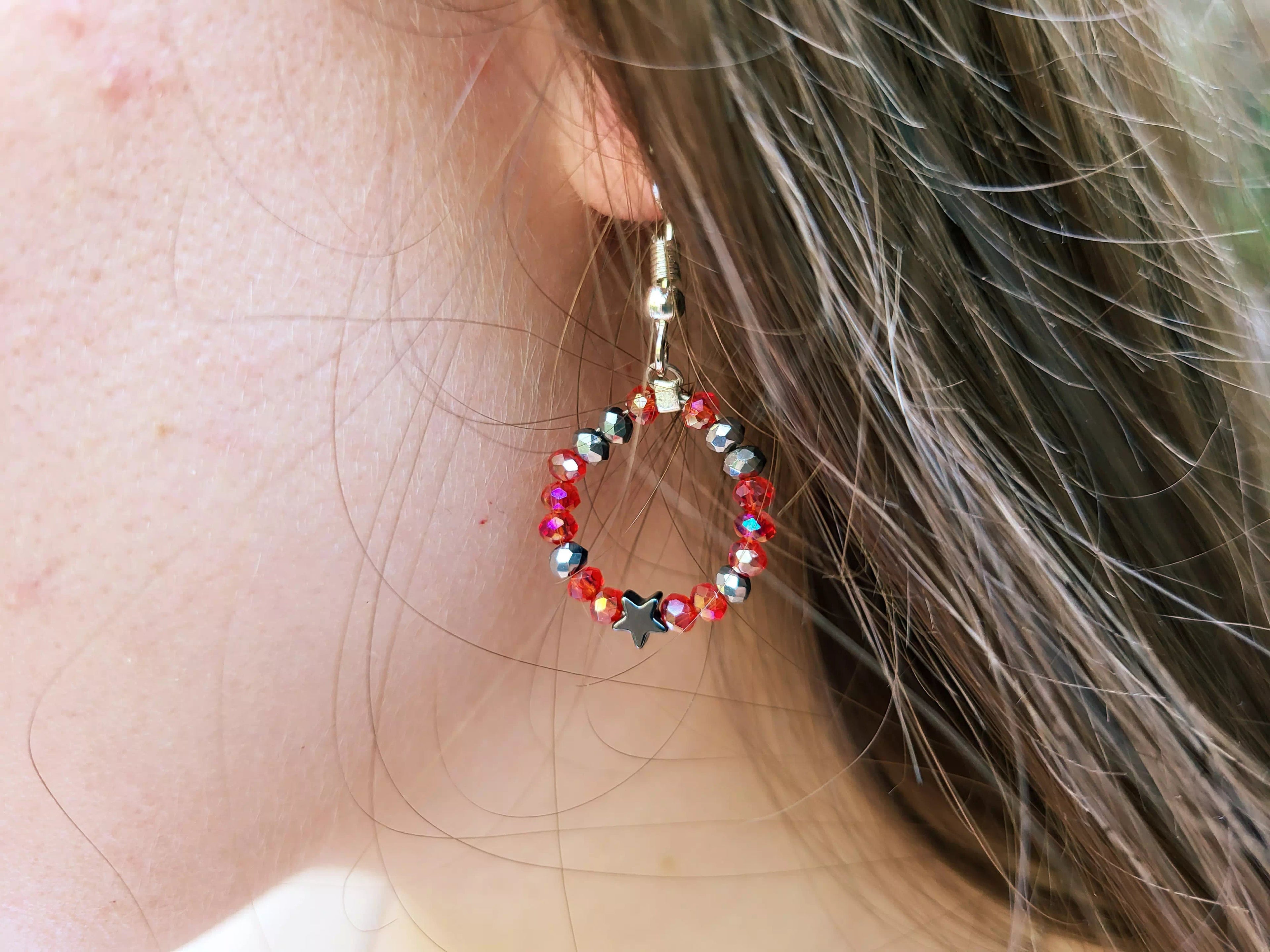 Boucles étoile hématite et perles cristal rouges  Boucles d'Oreilles Jethyka