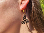 Boucles d'oreilles Triskell en résine noire  Boucles d'Oreilles Jethyka