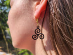 Boucles d'oreilles Triskell en résine noire  Boucles d'Oreilles Jethyka