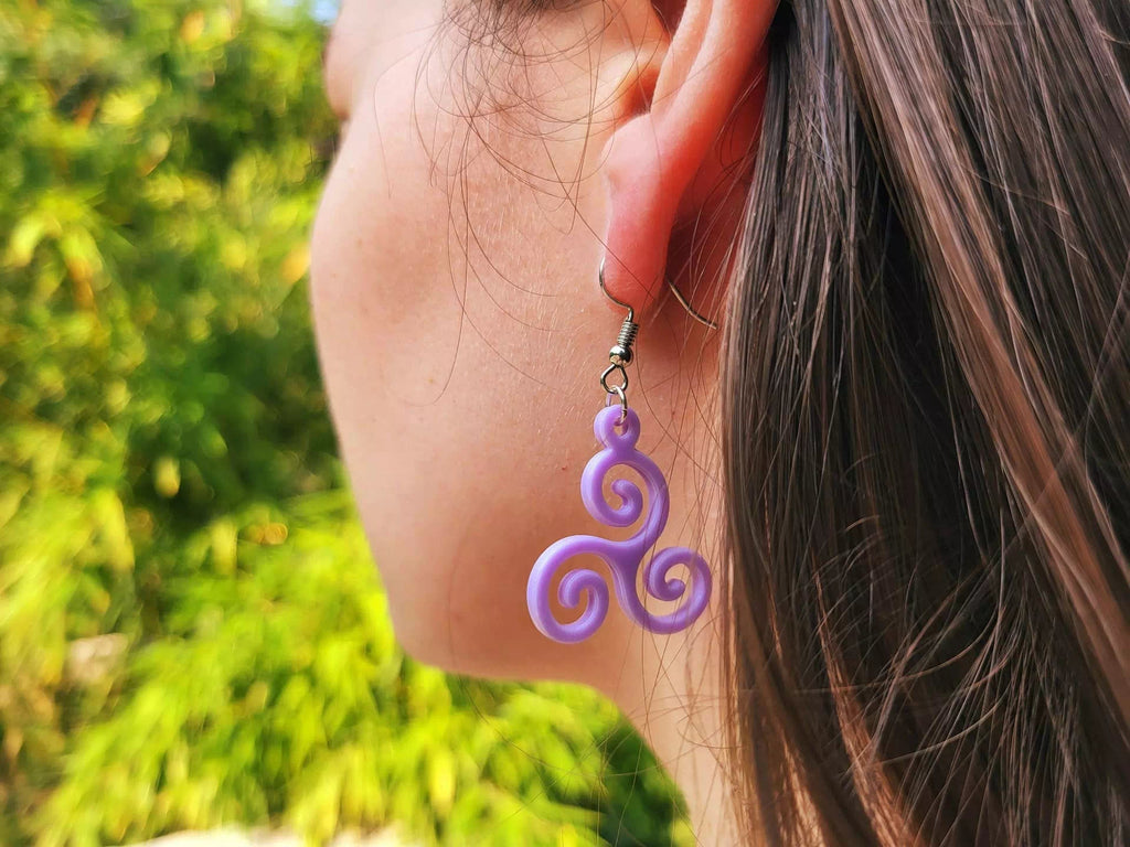 Boucles d'oreilles Triskell violettes en résine  Boucles d'Oreilles Jethyka
