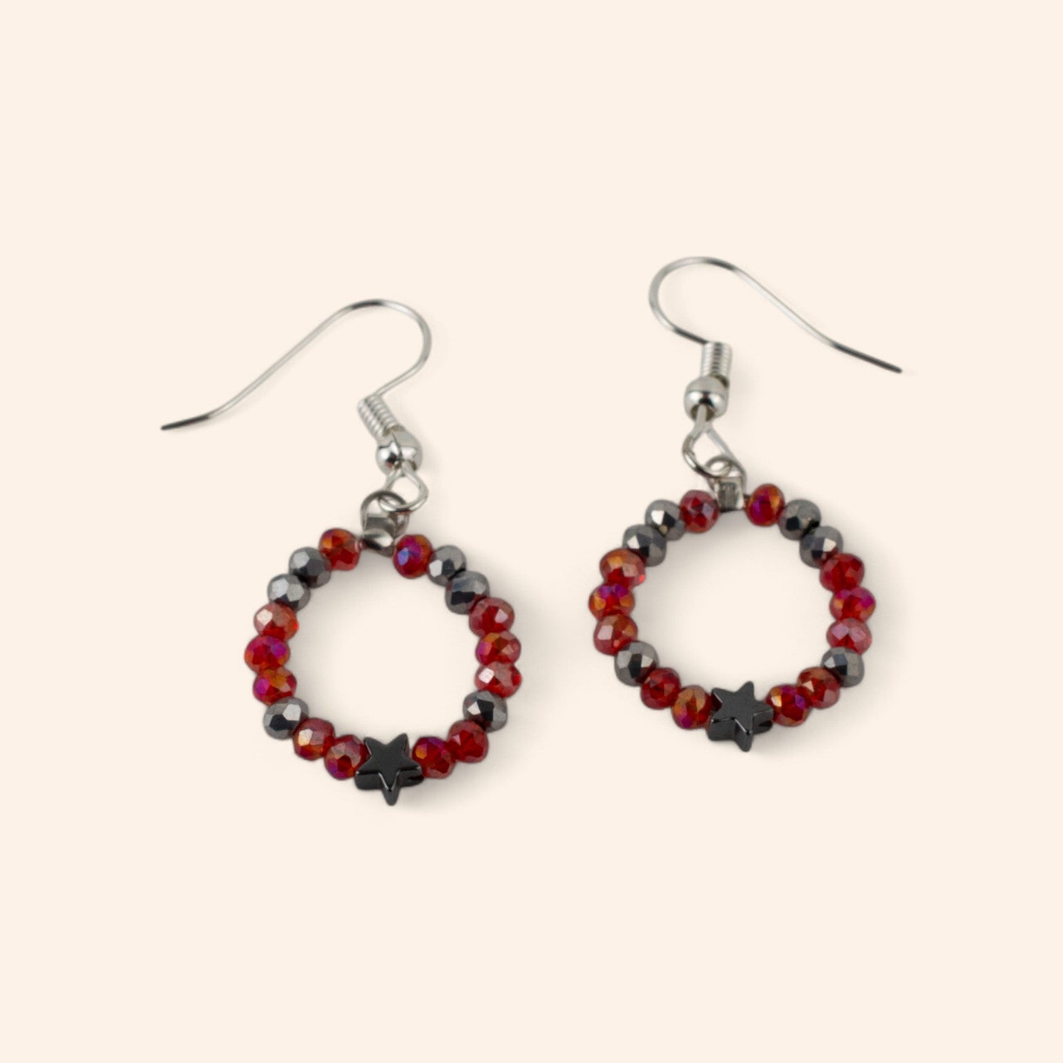Boucles étoile hématite et perles cristal rouges  Boucles d'Oreilles Jethyka