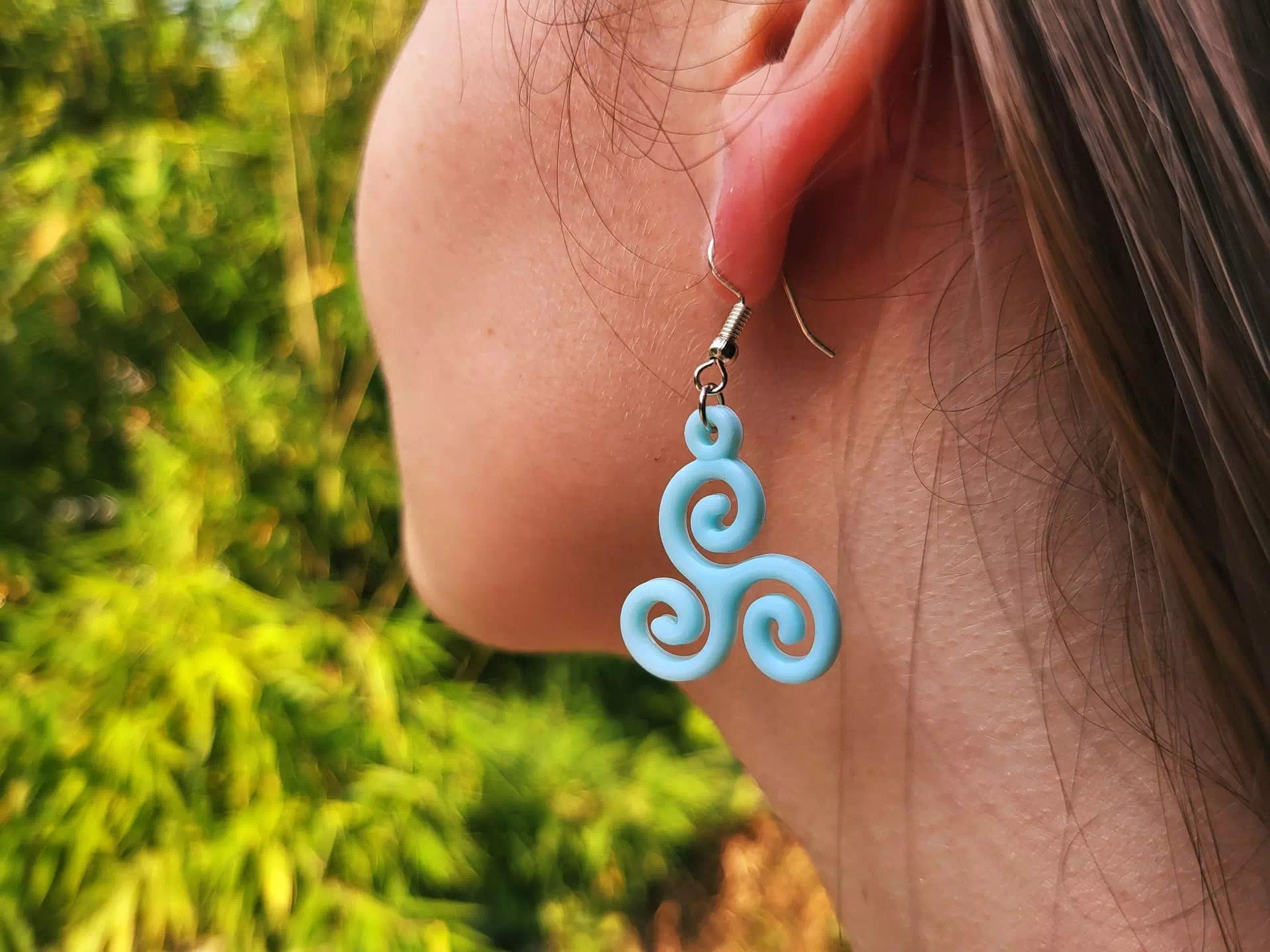 Boucles d'oreilles Triskell bleu ciel en résine  Boucles d'Oreilles Jethyka