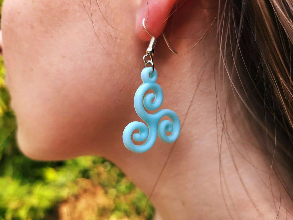Boucles d'oreilles Triskell bleu ciel en résine  Boucles d'Oreilles Jethyka