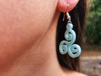 Boucles d'oreilles Triskell bleu ciel en résine  Boucles d'Oreilles Jethyka