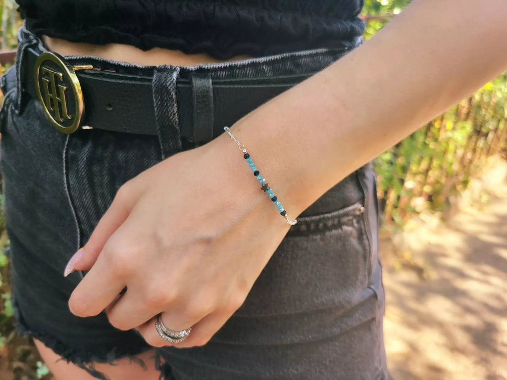 Bracelet Chaîne Argentée avec Étoile en Hématite et Perle Cristal Bleues – Élégant et Délicat  Bracelet Jethyka