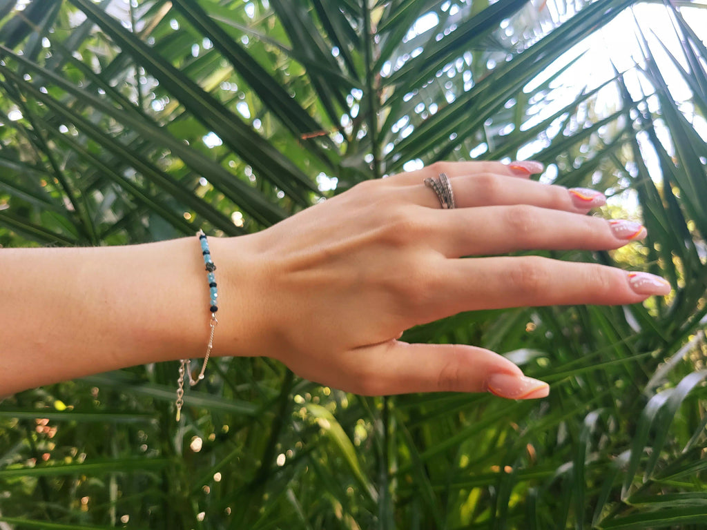 Bracelet Chaîne Argentée avec Étoile en Hématite et Perle Cristal Bleues – Élégant et Délicat  Bracelet Jethyka