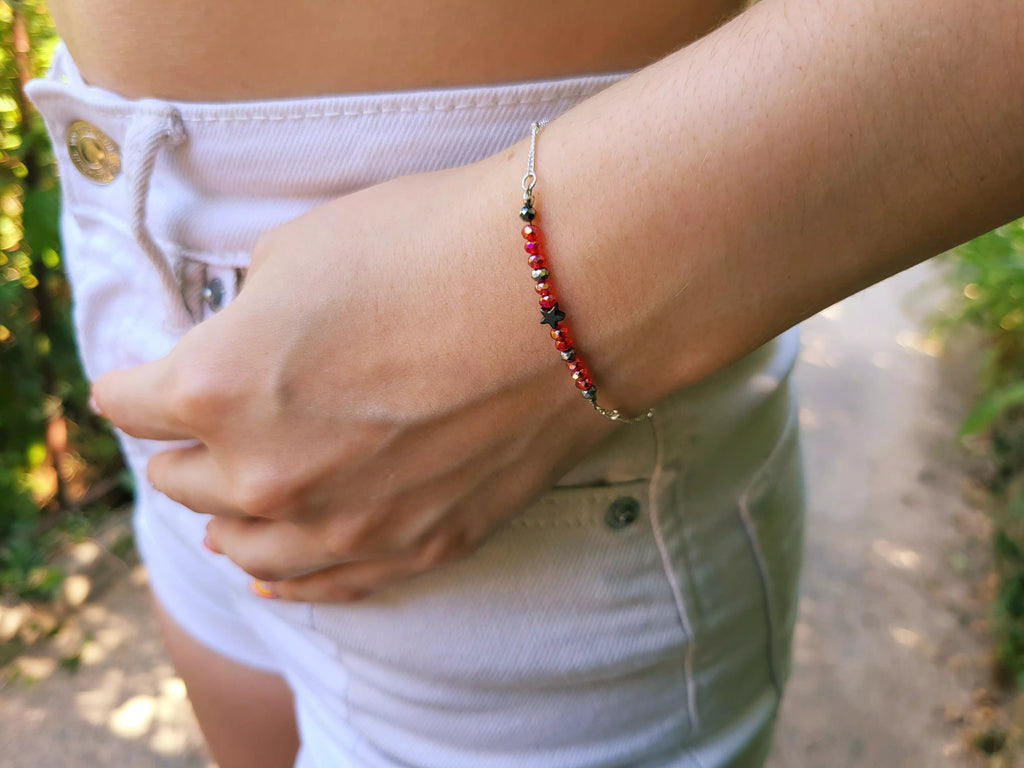 Bracelet Chaîne Argentée avec Étoile en Hématite et Perle Cristal Rouges – Élégant et Raffiné  Bracelet Jethyka