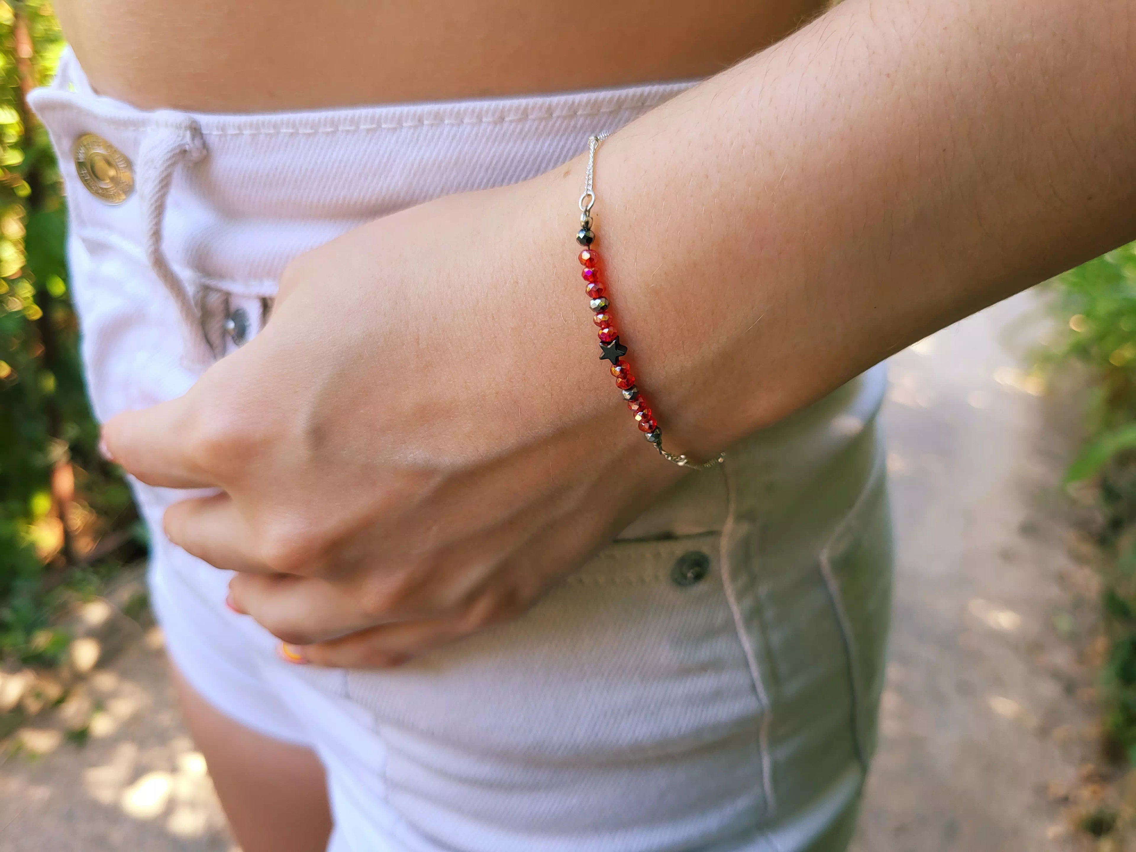 Bracelet Chaîne Argentée avec Étoile en Hématite et Perle Cristal Rouges – Élégant et Raffiné  Bracelet Jethyka